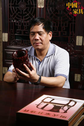 中国红木古典家具理事会常务副理事长　北京市劲飞红木家具厂董事长